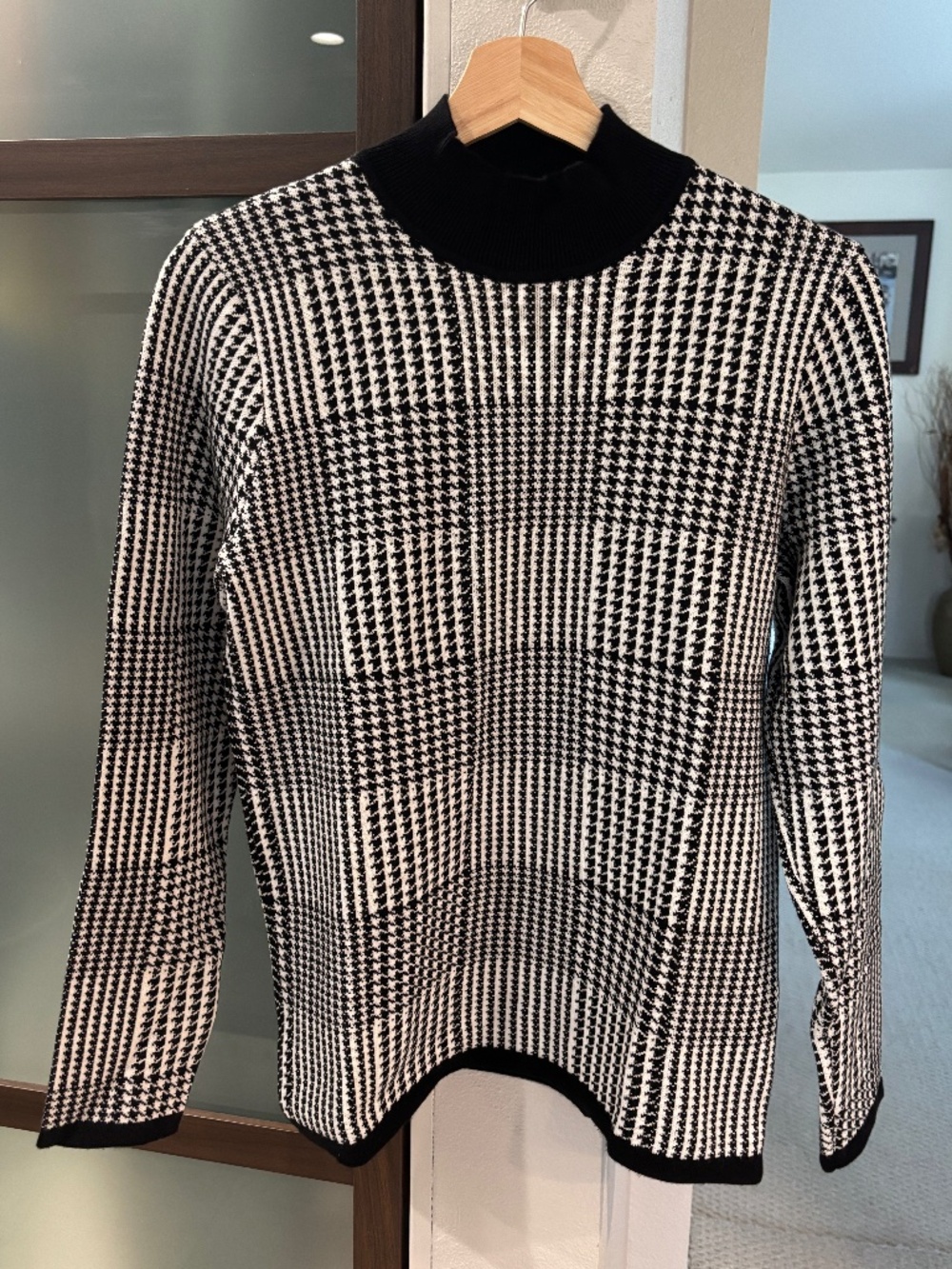 T Tahari Mock Turtleneck - Black & White Houndstooth Size M - Picture 2 of 9
